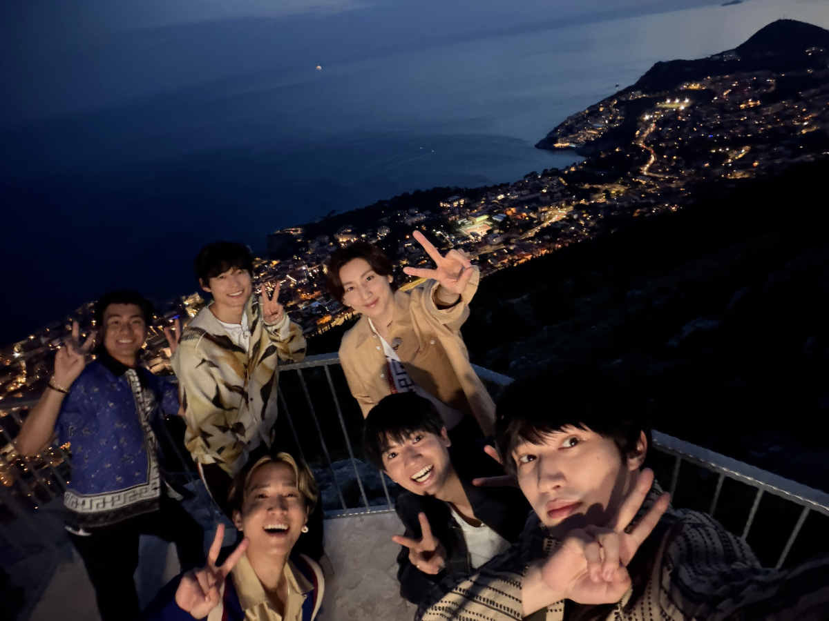 cancamtv's tweet photo. SixTONES、6人全員でジブリ映画のモデルになったとも噂される世界遺産の街でロケ！ 観光するのにお金はいくらかかるのか検証
#CanCam #SixTONES #世界くらべてみたら #せかくら
https://t.co/5dqGa0vLjs https://t.co/IIm23hg5ak