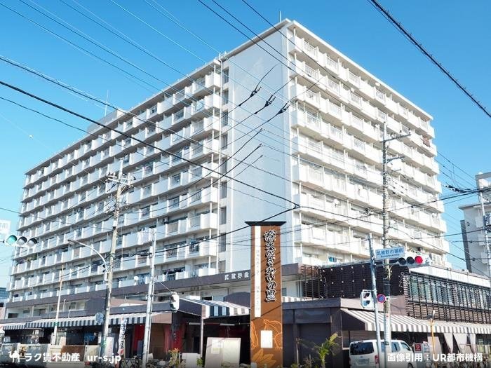 Rakuchin_Rent's tweet photo. 🚨【UR賃貸 東京・神奈川】𝟒団地で久しぶりの空きが出ました

①調布市 深大寺町 𝟏𝟒𝟑日以上ぶり
　2DK / 𝟒𝟓㎡ / 𝟕𝟗,𝟖𝟎𝟎円
②狛江市 狛江セントラルハイツ 𝟓𝟕日ぶり
　3DK / 𝟔𝟒㎡ / 𝟏𝟒𝟖,𝟕𝟎𝟎円
③横浜市保土ケ谷区 西久保町公園ハイツ 𝟖日ぶり
　2LDK / 𝟓𝟖㎡ / 𝟏𝟒𝟐,𝟎𝟎𝟎円
④茅ヶ崎市 鶴が台 𝟑日ぶり
　3K / 𝟒𝟖㎡ / 𝟓𝟒,𝟕𝟎𝟎円

✅ 礼金𝟎・仲介手数料𝟎・更新料𝟎・保証人不要
⚠️ 関東は要相談の住戸があります。まずLINEへ
📩 仮申込み・内覧予約はプロフのLINEでご相談お待ちしています

#UR賃貸 #深大寺町 #狛江セントラルハイツ #東京 #神奈川 #団地暮らし