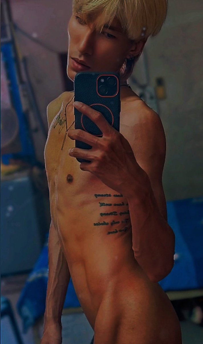 kimoonn17's tweet photo. ชอบเวอร์ชั่นไหน 1 🥴 หรือ 2 😎 
(เลือกมาเลย☺️) https://t.co/tCzYXYFJ42