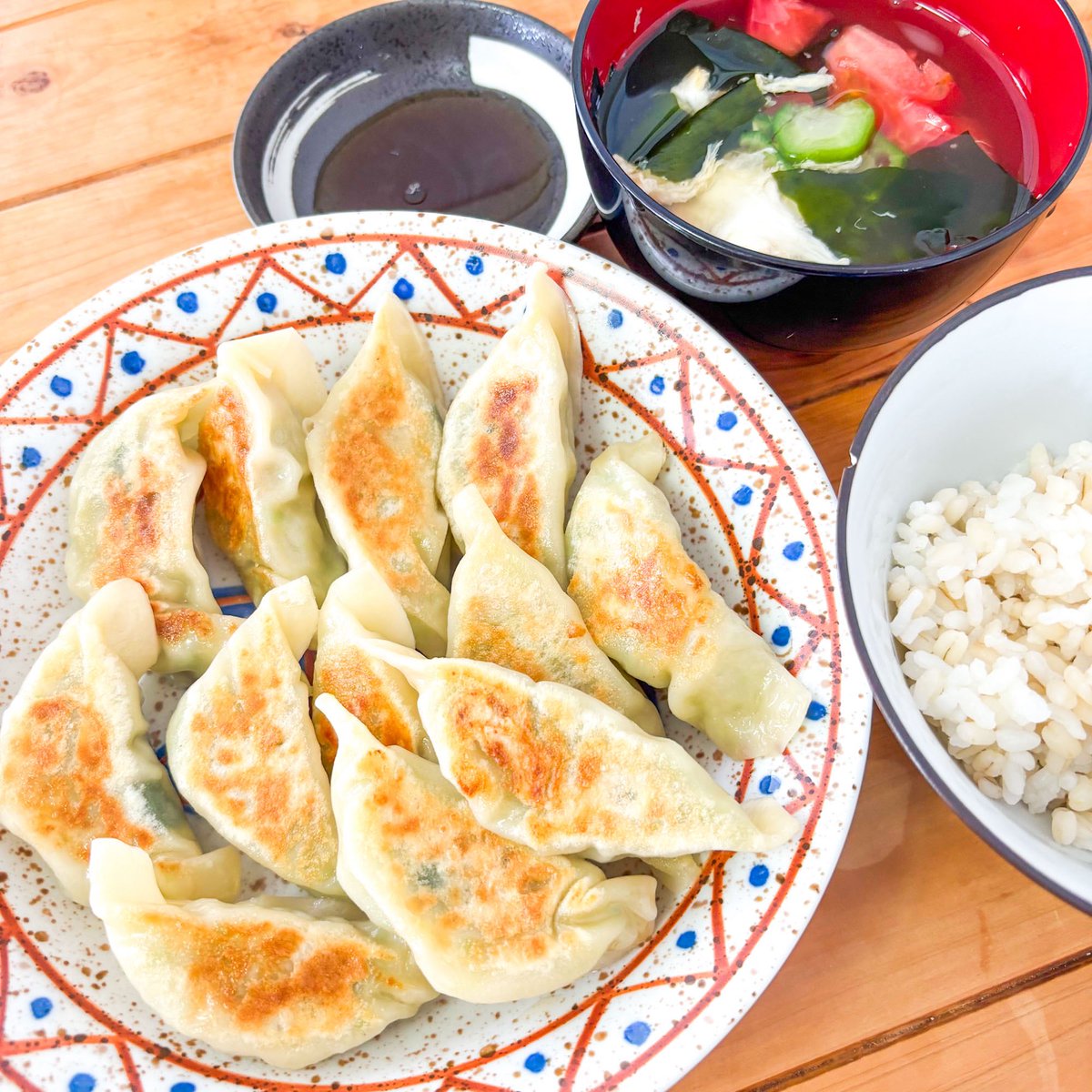 128corner's tweet photo. 今日のお昼は餃子定食🥟
トマトとワカメの卵スープ付きです
#おうちごはん https://t.co/1hKMD1Id9B
