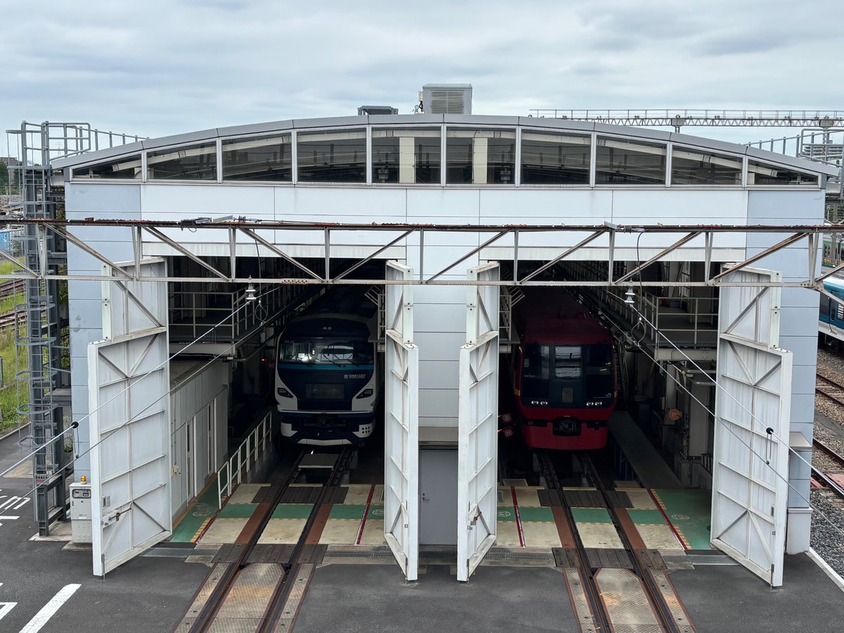 WideViewEast's tweet photo. 2026/8/31  東大宮操車場 検修庫
E257系2000番台NA-08編成
253系OM-N01編成[旧塗装]
検修庫内で何やら この光景も.......
#253系
#E257系 https://t.co/2ZFmCjVdnQ