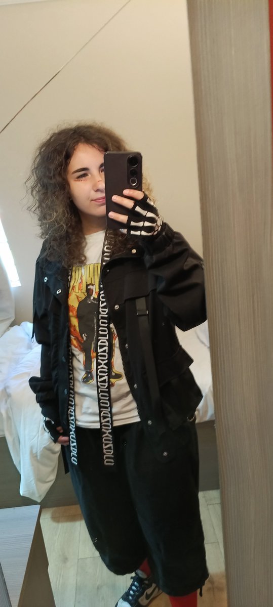 Clauddix1's tweet photo. This was my second solo trip ever and I did it in London and to say goodbye to Twenty One Pilots. I'm wrecked, starving and dehydrated but I would do it all over again! What an amazing trip and what amazing people I've met at All Points East. Thank you for everything. <3 |-/ https://t.co/lea7QViwfA