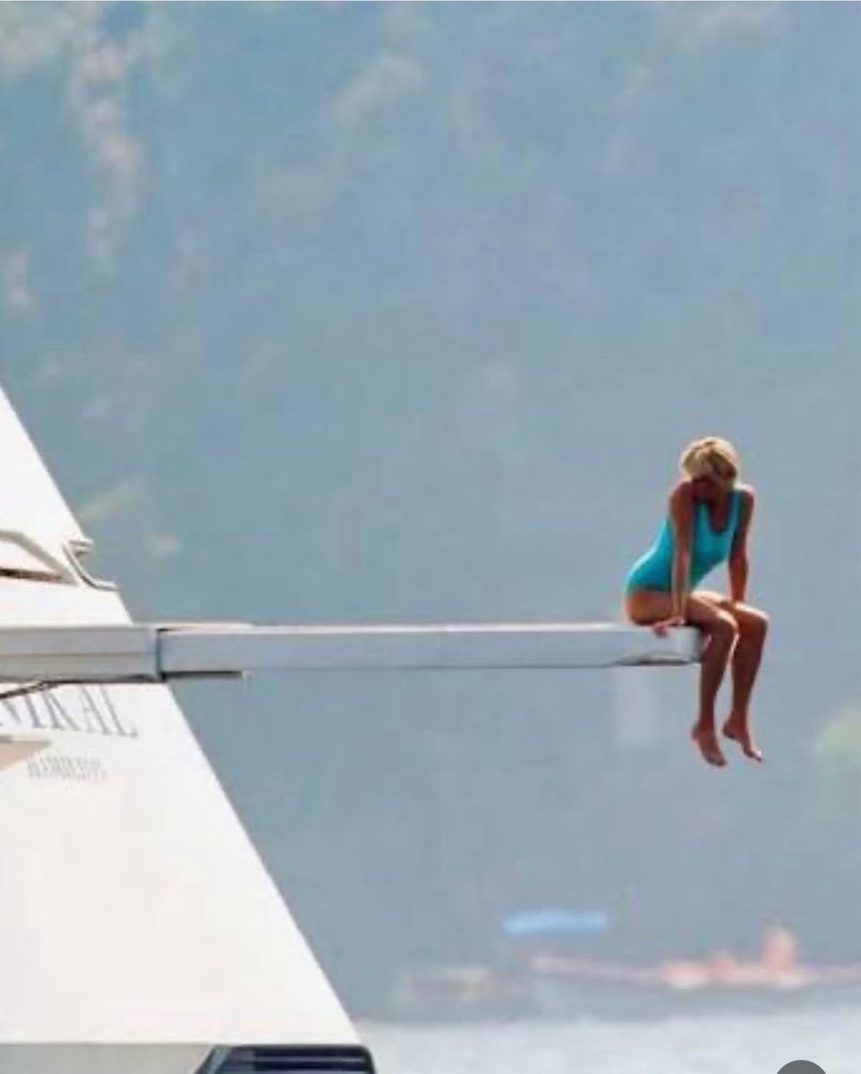 Frances41116806's tweet photo. 29 anni sono passati e sei sempre la principessa del popolo, la più amata ... #rosadinghilterra
#ladyd #ladydiana #portocervo #italy https://t.co/2YXUi4mnKg