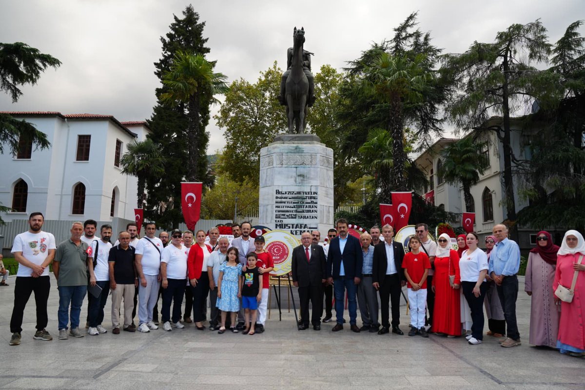BTPBursail's tweet photo. 30 Ağustos Zafer Bayramı 104. yıl dönümünde, BTP Bursa Teşkilatımız ile Bursa Fomara Meydanında, Milletimiz ile birlikte marşlar, yöresel oyun ve halaylarla coşkuyla kutladık. 

30 Ağustos Zafer Bayramımız kutlu olsun! 🇹🇷 

“Nemiz varsa, bağımsız bir devlet kurmuşsak, hür vatandaş̧ olmuşsak, şerefli insanlar gibi dolaşıyorsak, yurdumuzu Batı’nın, vicdanımızı ve kafamızı Doğu’nun pençesinden kurtarmışsak, şu denizlere bizim diye bakıyor, bu topraklarda ana bağrının sıcağını duyuyorsak, belki nefes alıyorsak, hepsini, her şeyi 30 Ağustos Zaferi’ne borçluyuz.”
Falih Rıfkı Atay 

104 yıl sonra da, kıyamete kadar da... 

#30ağustoszaferbayramı
#30ağustoszaferbayramımızkutluolsun
#zaferbayramı
#atatürk