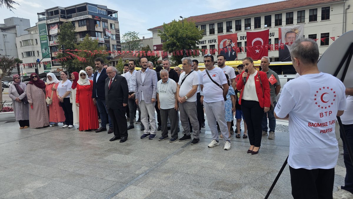 BTPBursail's tweet photo. 30 Ağustos Zafer Bayramı 104. yıl dönümünde, BTP Bursa Teşkilatımız ile Bursa Fomara Meydanında, Milletimiz ile birlikte marşlar, yöresel oyun ve halaylarla coşkuyla kutladık. 

30 Ağustos Zafer Bayramımız kutlu olsun! 🇹🇷 

“Nemiz varsa, bağımsız bir devlet kurmuşsak, hür vatandaş̧ olmuşsak, şerefli insanlar gibi dolaşıyorsak, yurdumuzu Batı’nın, vicdanımızı ve kafamızı Doğu’nun pençesinden kurtarmışsak, şu denizlere bizim diye bakıyor, bu topraklarda ana bağrının sıcağını duyuyorsak, belki nefes alıyorsak, hepsini, her şeyi 30 Ağustos Zaferi’ne borçluyuz.”
Falih Rıfkı Atay 

104 yıl sonra da, kıyamete kadar da... 

#30ağustoszaferbayramı
#30ağustoszaferbayramımızkutluolsun
#zaferbayramı
#atatürk
