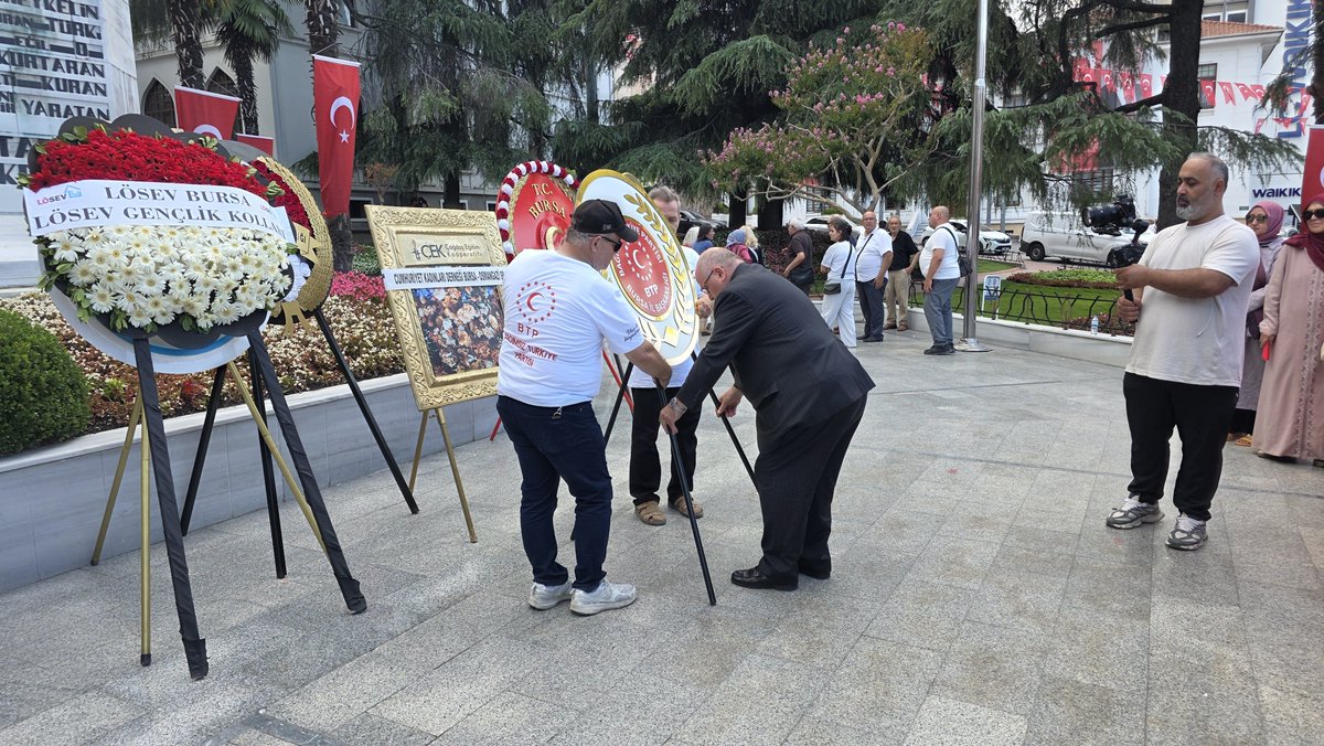 BTPBursail's tweet photo. 30 Ağustos Zafer Bayramı 104. yıl dönümünde, BTP Bursa Teşkilatımız ile Bursa Fomara Meydanında, Milletimiz ile birlikte marşlar, yöresel oyun ve halaylarla coşkuyla kutladık. 

30 Ağustos Zafer Bayramımız kutlu olsun! 🇹🇷 

“Nemiz varsa, bağımsız bir devlet kurmuşsak, hür vatandaş̧ olmuşsak, şerefli insanlar gibi dolaşıyorsak, yurdumuzu Batı’nın, vicdanımızı ve kafamızı Doğu’nun pençesinden kurtarmışsak, şu denizlere bizim diye bakıyor, bu topraklarda ana bağrının sıcağını duyuyorsak, belki nefes alıyorsak, hepsini, her şeyi 30 Ağustos Zaferi’ne borçluyuz.”
Falih Rıfkı Atay 

104 yıl sonra da, kıyamete kadar da... 

#30ağustoszaferbayramı
#30ağustoszaferbayramımızkutluolsun
#zaferbayramı
#atatürk