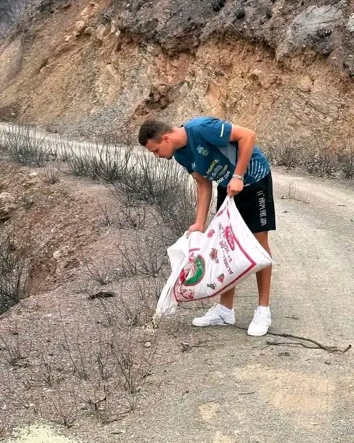 ElDjazair_Daily's tweet photo. 📸شباب متطوعون ينثرون الحبوب على قمم الجبال التي طالتها الحرائق في #بجاية، لتوفير الغذاء للحيوانات والطيور.
#الجزائر https://t.co/beD9ymMpgo