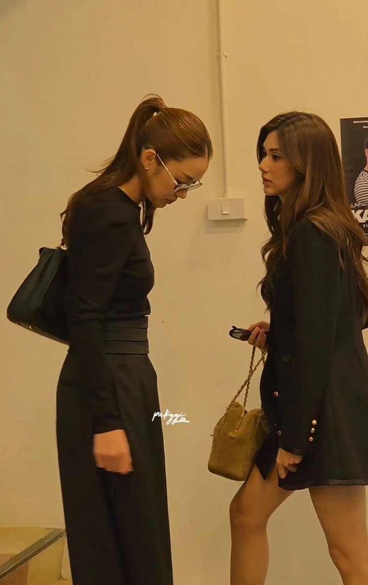 NidNoy_ss's tweet photo. อันนี้อย่างกับภาพปกนิตยสารสักเล่มเลย 👭

#LenaMiu 
#ลีน่าหมิว https://t.co/Qpjc0hIqhy