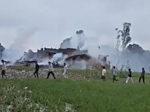 Parvipure's tweet photo. 🚨 कौशांबी में पटाखा फैक्ट्री में भीषण विस्फोट

कौशांबी में पटाखा फैक्ट्री में हुए जोरदार विस्फोट से पूरी फैक्ट्री जमींदोज हो गई। आसपास के 7–8 घर भी ध्वस्त होने की खबर है।

प्रारंभिक जानकारी के मुताबिक 5 लोगों की मौत की खबर सामने आई है, जबकि 15 से अधिक लोगों के मलबे में फंसे होने की आशंका जताई जा रही है। ऐसे में मृतकों की संख्या बढ़ने की आशंका है।

घटना के बाद इलाके में अफरा-तफरी मच गई। स्थानीय लोग घायलों को चारपाई पर लेकर अस्पताल पहुंचाते नजर आए।

प्रशासन और राहत-बचाव टीमें मौके पर जुटी हैं।
ईश्वर सभी घायलों की रक्षा करे और लापता लोगों को सुरक्षित बाहर निकाला जाए। 🙏