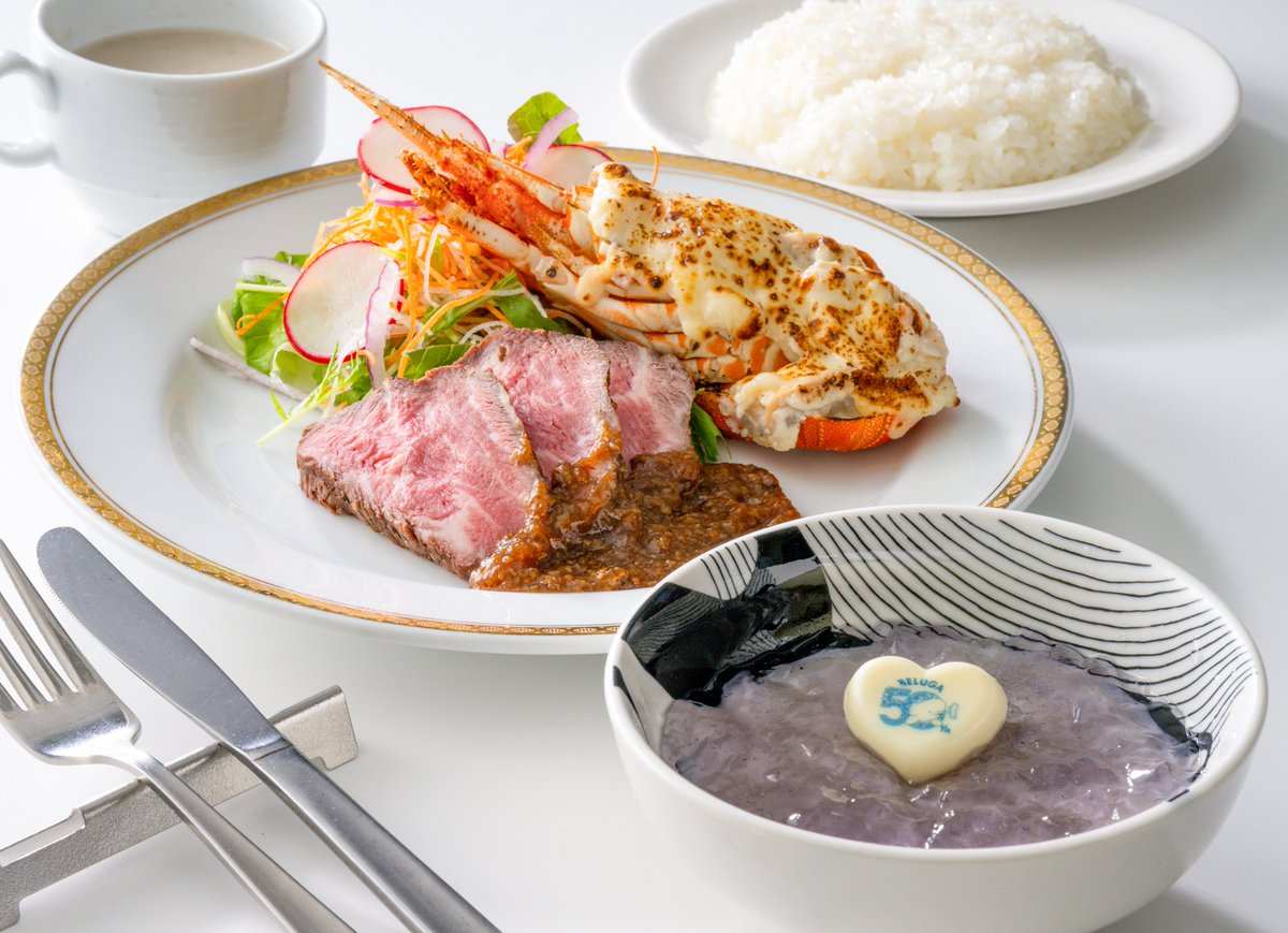 kamoseaOfficial's tweet photo. 国内初となるベルーガの飼育を開始し、2026年9月19日（土）で50周年！

2026年9月1日（火）から2027年6月30日（水）まで、期間限定のイベントやグッズ、メニューを順次展開する記念営業「ベル��ガ 50th Anniversary」を開催！！

●企画第1弾 限定メニュー登場
2026プレミアムプレート

●企画第2弾：特別上映
「おしゃべりベルーガがやってきた」

1976年当時の映像資料として保管していた「おしゃべりベルーガがやってきた」を上映！レクチャーの前には、マリンシアターで幻のBGMが！？お楽しみに！！

実施日：2026年9月1日（火）～11月30日（月）

時　間：A・Bタイム　11：00～　※約20分
　　　　C・Dタイム　12：00～　※約20分

※パフォーマンスタイムがA・B・C・Dの日のみ実施
※2026年10月1日（木）は本上映の除外日となります。

「ベルーガ 50th Anniversary」では、大好評につき満員となった「ベルーガプレミアムプラン」に続く参加型プランをはじめ、パネル展などの追加イベント、限定グッズ、特別メニューといった最新情報を順次発信していく予定です。

今後の続報を楽しみにお待ちください。

https://t.co/4EKveOyBuA