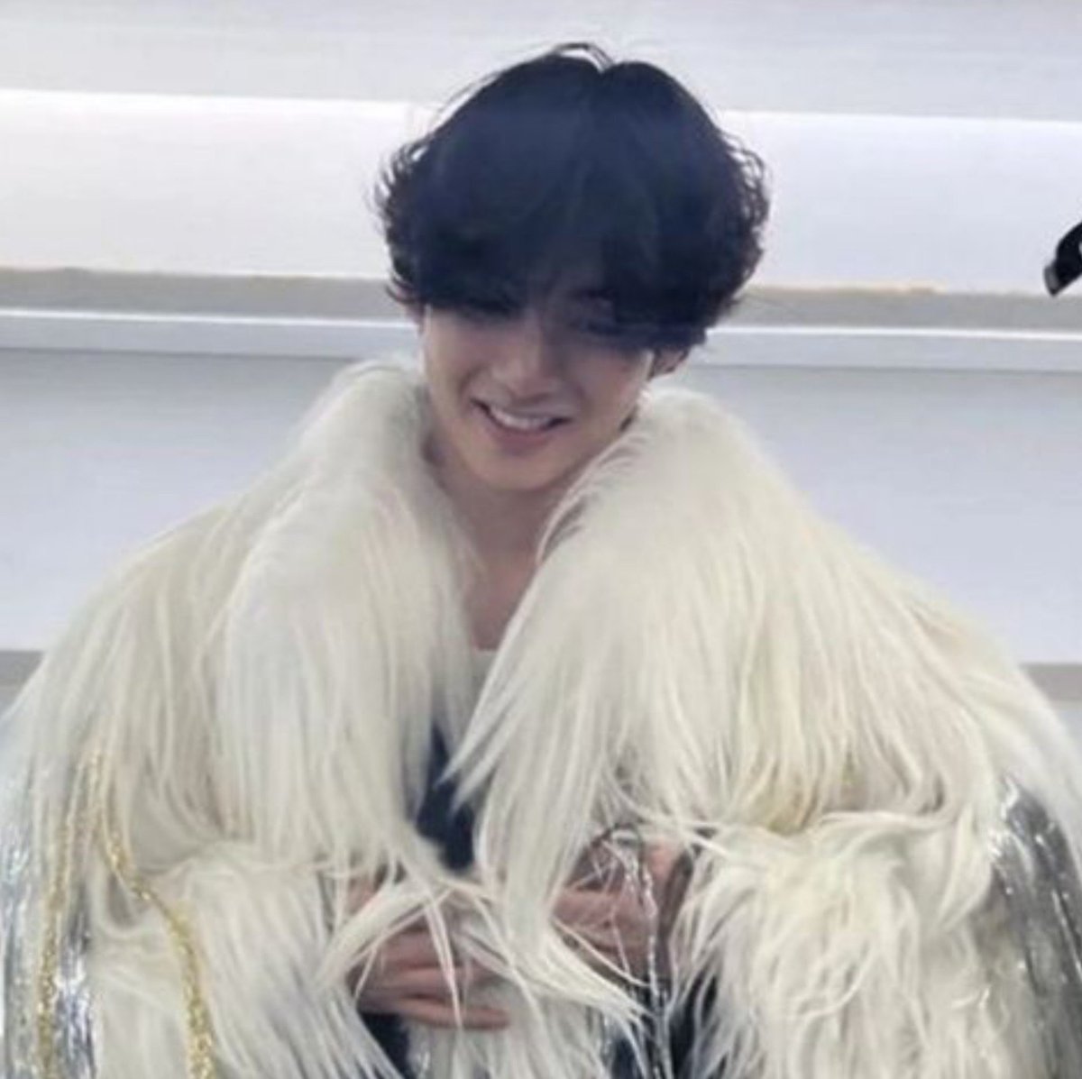 vjoonism's tweet photo. these two pics got exactly the same amount of babypieness injected into them i can't move https://t.co/frCPB75rYR