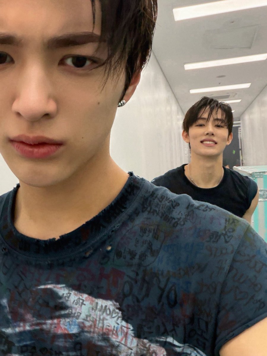 eomchemi's tweet photo. 야무지게 성심당 빵까지 겟... 역시 대전의 아들 ♡̷̷̷ https://t.co/AkxXqLjhqL