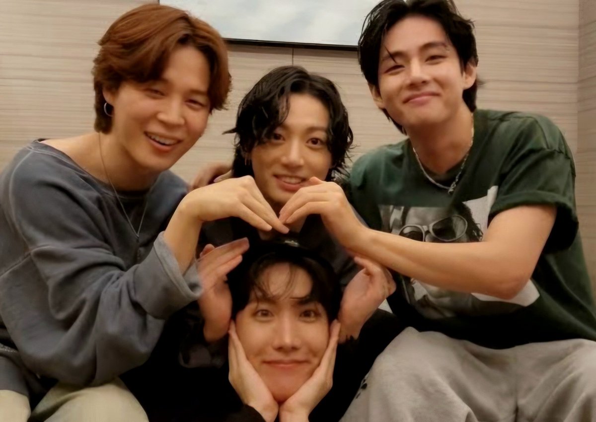 kaisyume's tweet photo. I find it funny and cute that the tiktok users are Hobi and his 3 aegis 🥹 https://t.co/4vYS6Qjc8l
