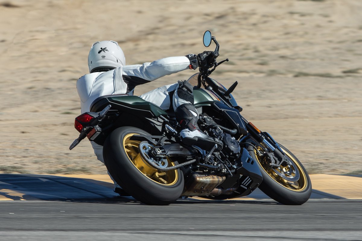 araihelmetjapan's tweet photo. 📣新製品情報✨

剛性と軽さを極めた最高峰RX-7Xの製法を継承しその思想をストリートへと進化させた新モデル〈X-SNC〉本日弊社代理店様に向けて初回出荷となりました‼️

高剛性×軽量化。
揺るがぬ剛さで、軽さを塗り替えた。
ハイエンド・ストリートモデル✨

ぜひ、店頭でご体感ください🏍️✨ https://t.co/JtKD5idYHi
