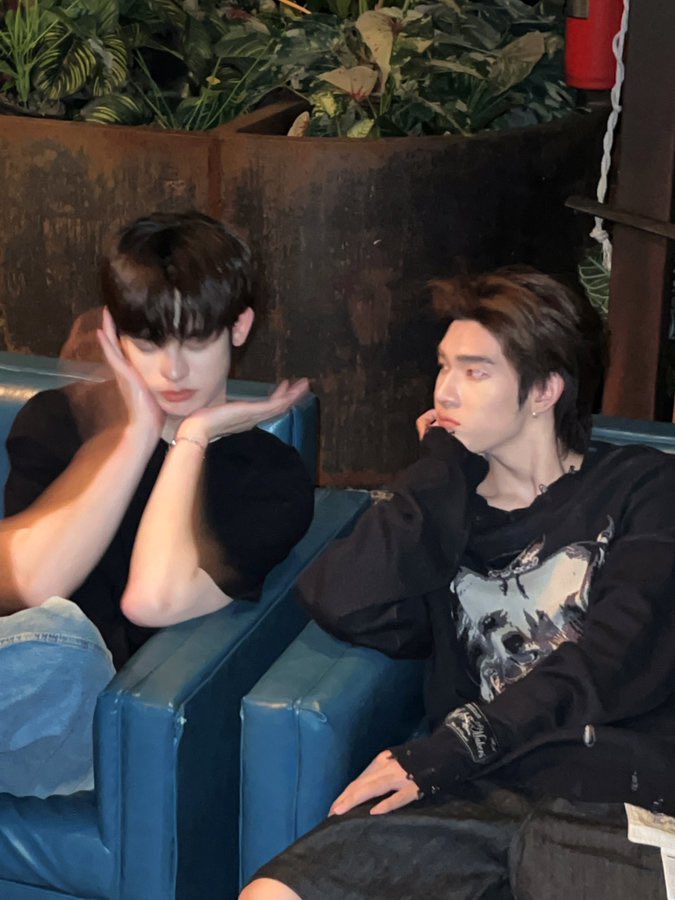 ixmnxxn's tweet photo. ชอบภาพเซตนี้มาก ถ้าถอดเลนส์สาววายออก มองยังไงก็แฟน ห้ะะ https://t.co/eSJO1fmim9