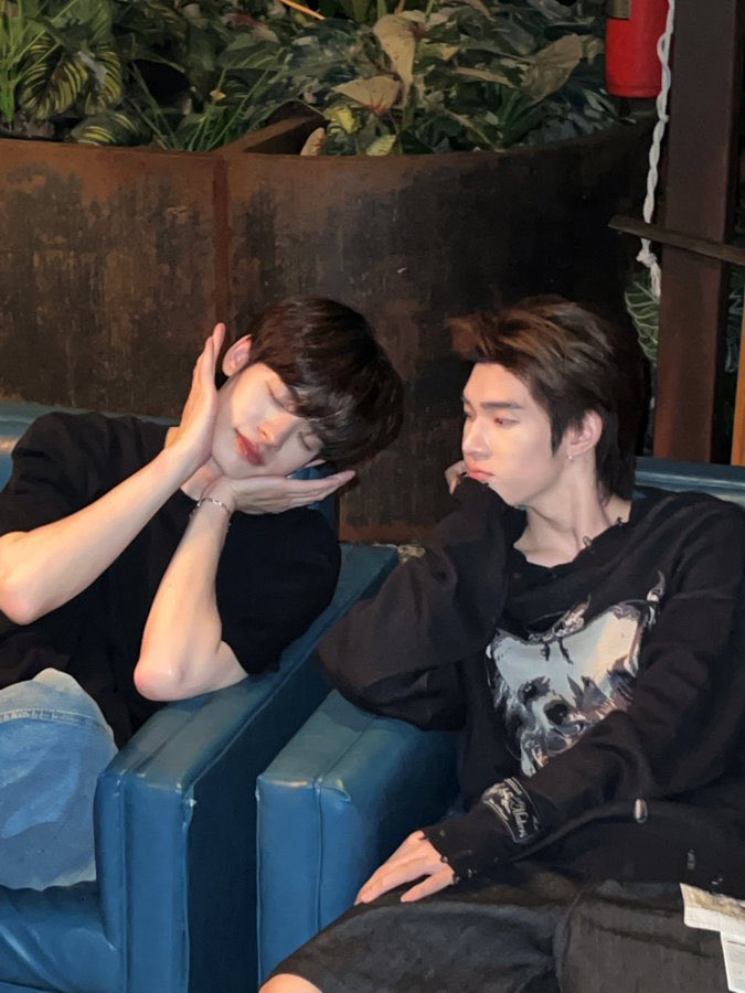 ixmnxxn's tweet photo. ชอบภาพเซตนี้มาก ถ้าถอดเลนส์สาววายออก มองยังไงก็แฟน ห้ะะ https://t.co/eSJO1fmim9