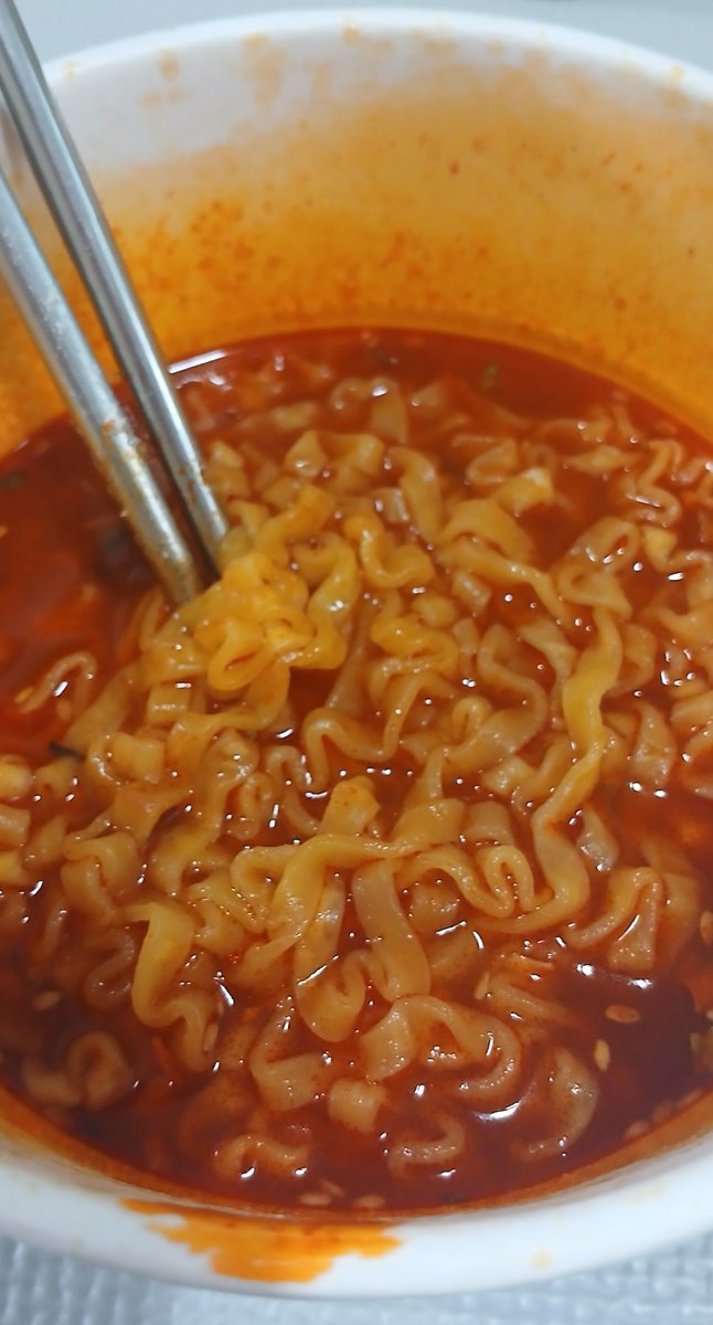yub0204's tweet photo. 아까 점심에 첨으로 불닭볶음'탕'으로 먹었는데 
좀 매웠지만 맛있어서 담에는 치즈 사서 
불닭 위에 올려서 먹어야징 마지막 과자는 
낱개로 4개 들어 있고 포장지 뜯으면 
과자가 3개씩 들어가있음 암튼 과자 이름이
잘못 표기된 것 같음 블루베리 토스트 크래커 "맛"으로 되어야 됌 https://t.co/Lt9Bb32J5r