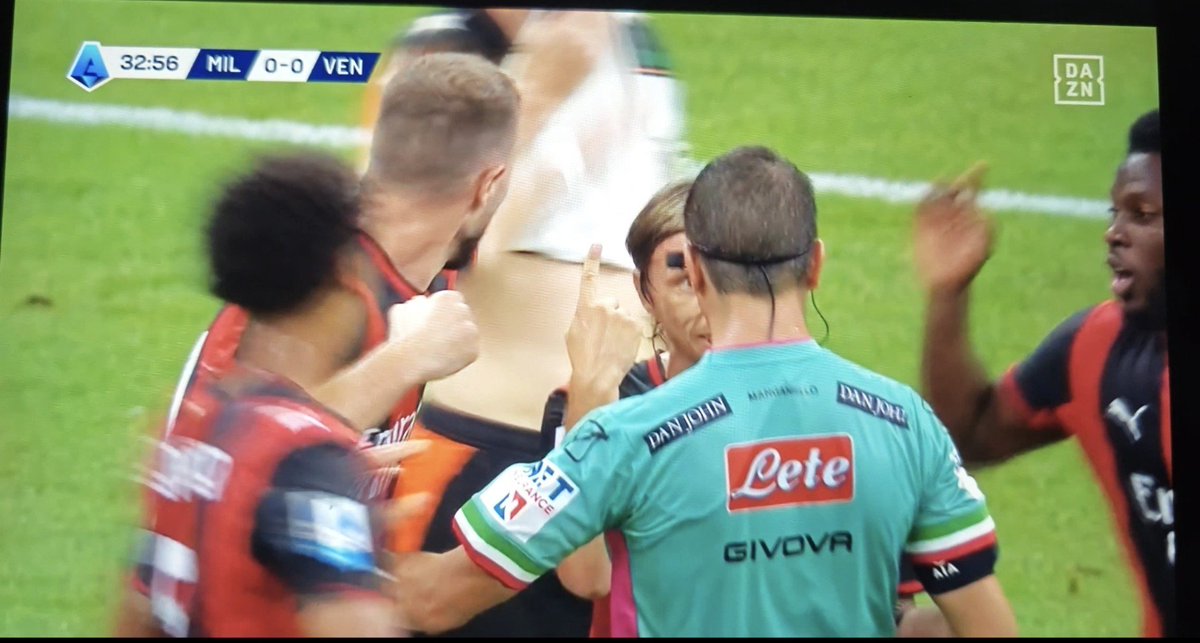 tripalosky99's tweet photo. Questa volta Bastoni, Lautaro, Barella e Dimarco hanno davvero esagerato. Sempre a condizionare l'arbitro. Preparatevi che arriva l'esposto ladri @SerieA https://t.co/tpT7ctIYyT