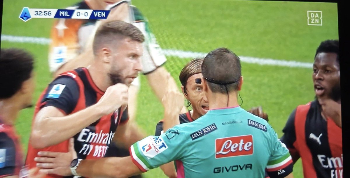tripalosky99's tweet photo. Questa volta Bastoni, Lautaro, Barella e Dimarco hanno davvero esagerato. Sempre a condizionare l'arbitro. Preparatevi che arriva l'esposto ladri @SerieA https://t.co/tpT7ctIYyT