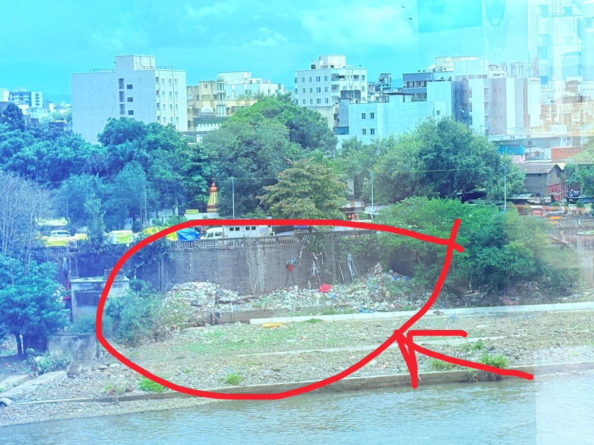 Honesta_Support's tweet photo. @PMCPune view from District Court Metro Station. Pune garbage on full display. Please get this garbage cleaned. https://t.co/8P44htxUGc