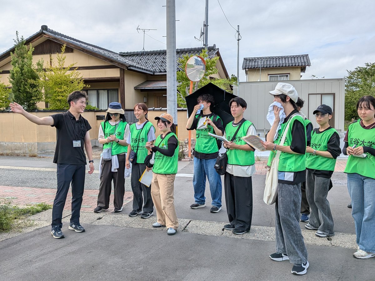 ryuvnc's tweet photo. 【能登復興支援V 1日目】

本日(8/31)は14時に七尾市田鶴浜地区に到着し、田鶴浜の地域おこし協力隊をしている卒業生の案内でまち歩きをしました。町の歴史や発災時のことなどを歩きながら聞き、コミュニティセンターで、対話の時間を持ちました。この対話での気づきを明日の活動につないで行きます https://t.co/H8YFQDDvG3