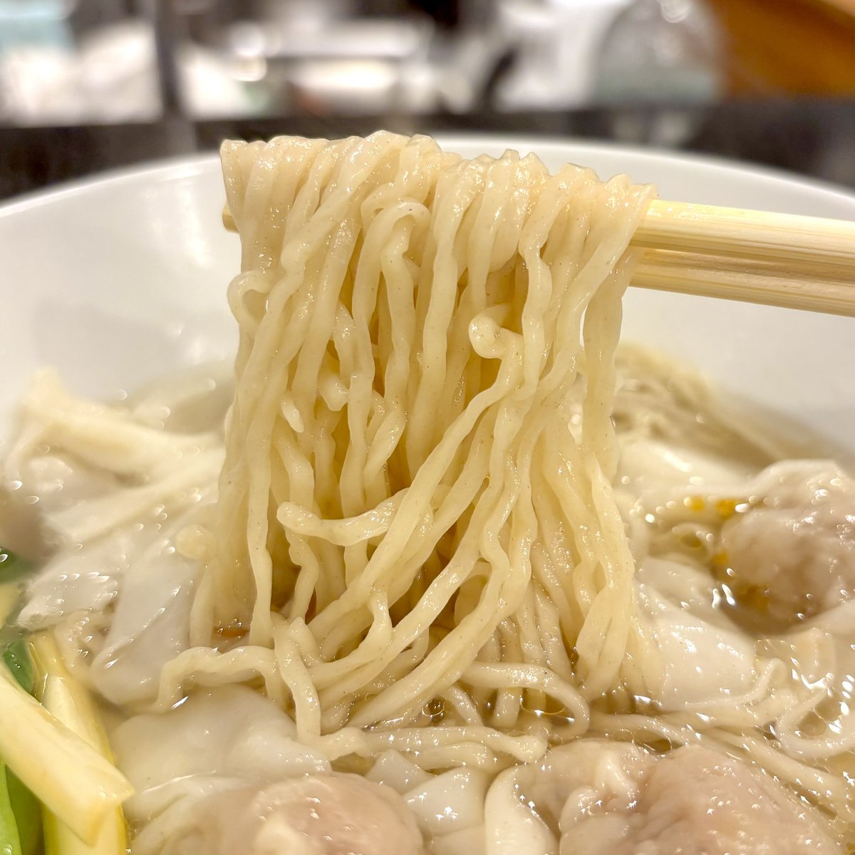 SecretMarigold's tweet photo. この麺、2回目にしてどハマりしそうだ😍
前回より加水は上げたように思うけど
ふと感じたのは、らーめんでもらぁ麺でも
ラーメンでもなく、拉麺なんだよなぁ
この感覚わかる〜って人いる？

#創作麺工房鳴龍
#海老ワンタン麺 https://t.co/aFh1OiXAnO