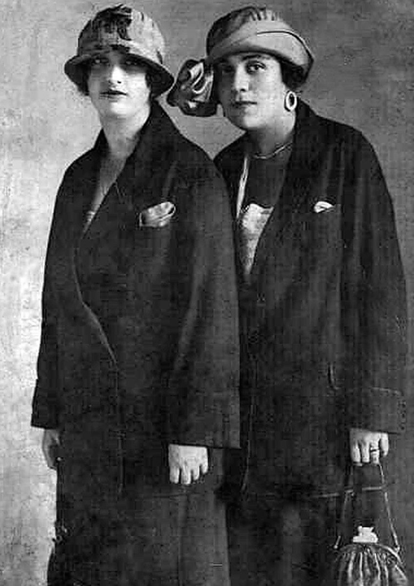 Swagmilk33's tweet photo. Took inspo from 1920’s fashion. Mostly russian but honestly british fashion looks the same to me. https://t.co/vgZrN1JJji
