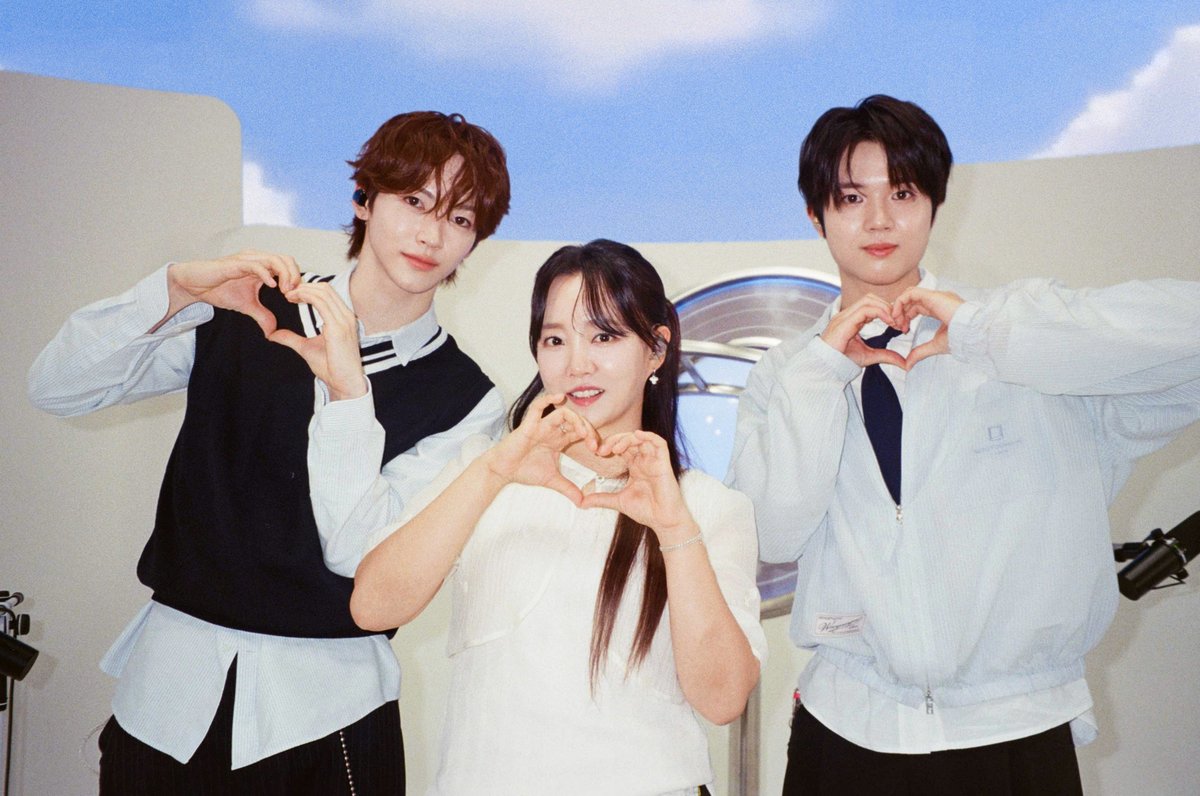 M2MPD's tweet photo. 필름카메라로 기록한 8월의 추억📸 9월에도 쭈욱 엠투와 함께해요❣ #8월의엠투 #M2film #우쥬레코드 #윤하 #코이키즈 #YOUNHA #KO1KEYZ #コイキーズ @younhaholic @KO1KEYZofficial https://t.co/TJY4SnyP7M