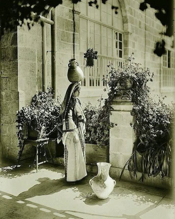 OliveZaytoun's tweet photo. صورة تعود الى عام ١٩٠٠ لفتاة في الثوب التقليدي الخاص برام الله

Traditional dress Of Ramallah 1910s https://t.co/t0YiJaeLvu