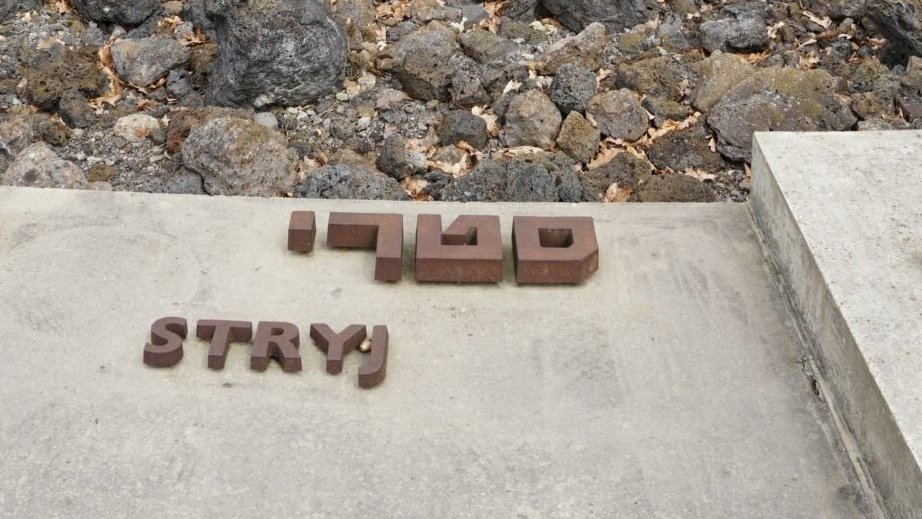MajdanekMuseum's tweet photo. 03.09.1942|Around 5,000 Jews were deported from the ghetto in Stryj (Stryi) in the Galicia district to the German Nazi extermination camp SS-Sonderkommando #Belzec and murdered upon arrival. #Holocaust https://t.co/7R0GNEW7Ni