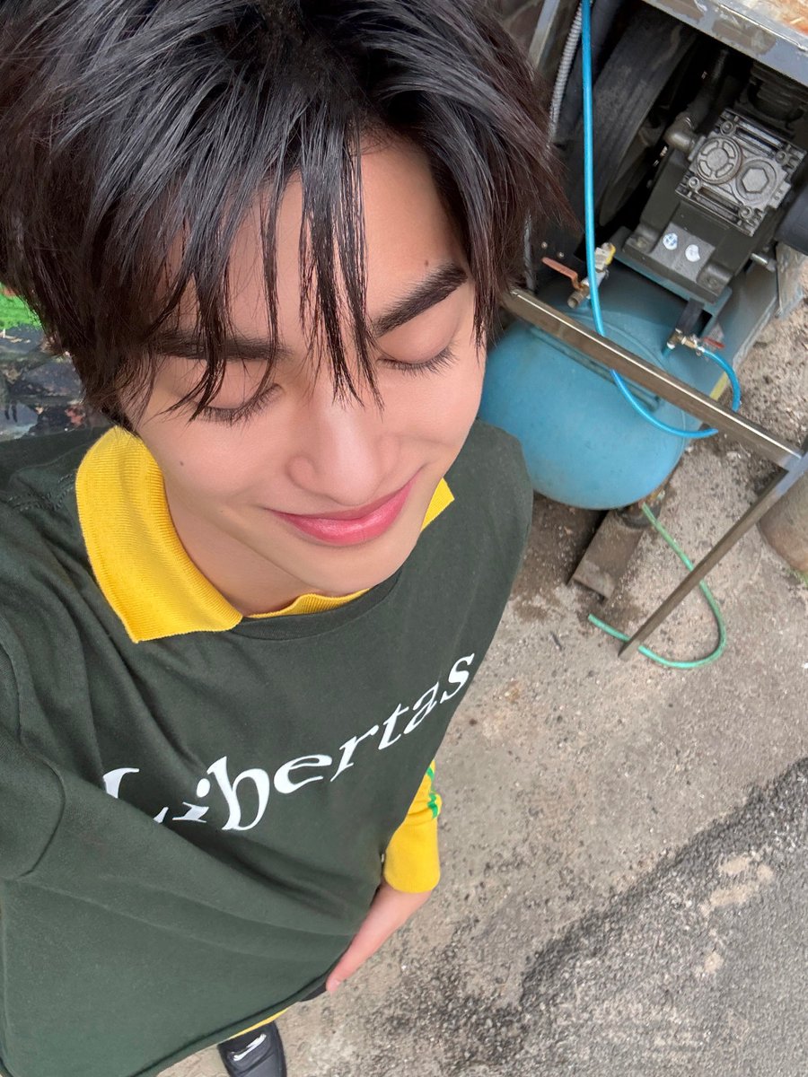 keontaku's tweet photo. 눈 꼭 감고 찍은 건호 
너무너무너무너무 예뻐서 조아함 https://t.co/dNZbfpvNql