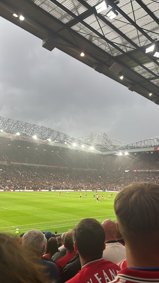 HarrySmeed's tweet photo. Sign a left back @ManUtd https://t.co/aMO25utlhQ