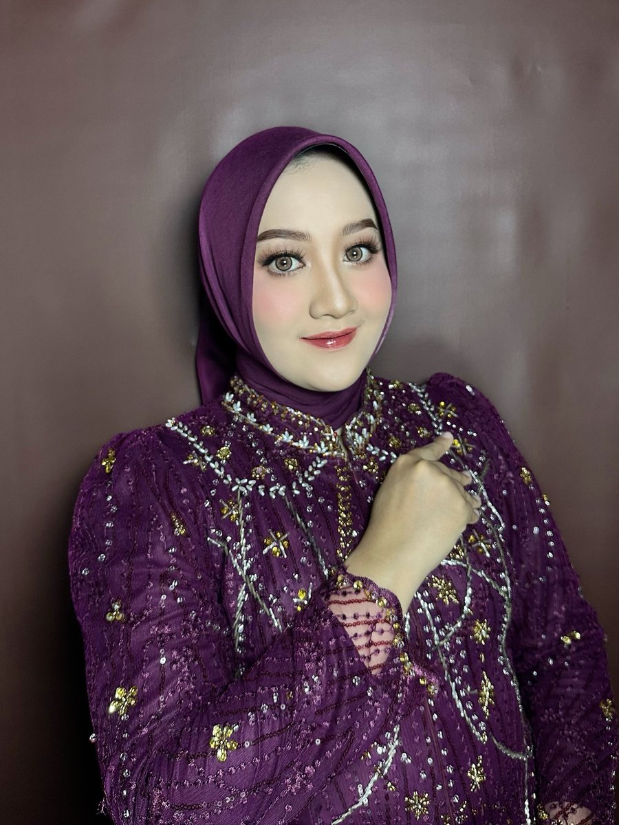 sm_benz's tweet photo. Foto ijazah dengan makeup flawless untuk tampil percaya diri di momen spesial. Makeup wisuda, prewedding, lamaran, wedding, party, dan photoshoot. https://t.co/l4emcmObsg