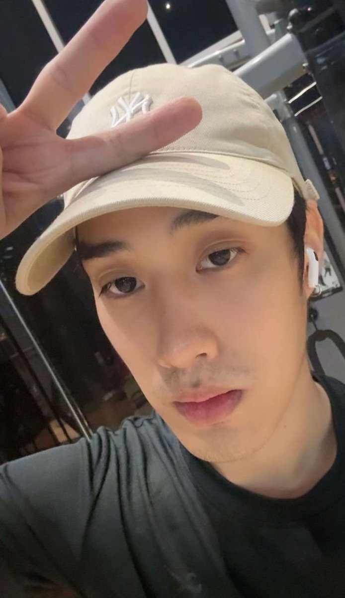 baichawan's tweet photo. ใส่หมวกแก๊ป=ตำรวจ https://t.co/Y8nkbZOyy1