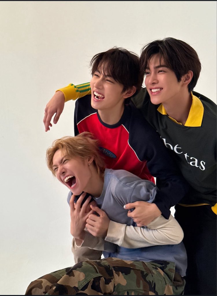 mrtinkitty's tweet photo. this being the official unofficial maknae line https://t.co/RXLjDq2KT0