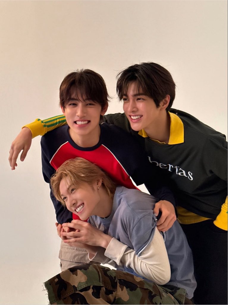 mrtinkitty's tweet photo. this being the official unofficial maknae line https://t.co/RXLjDq2KT0