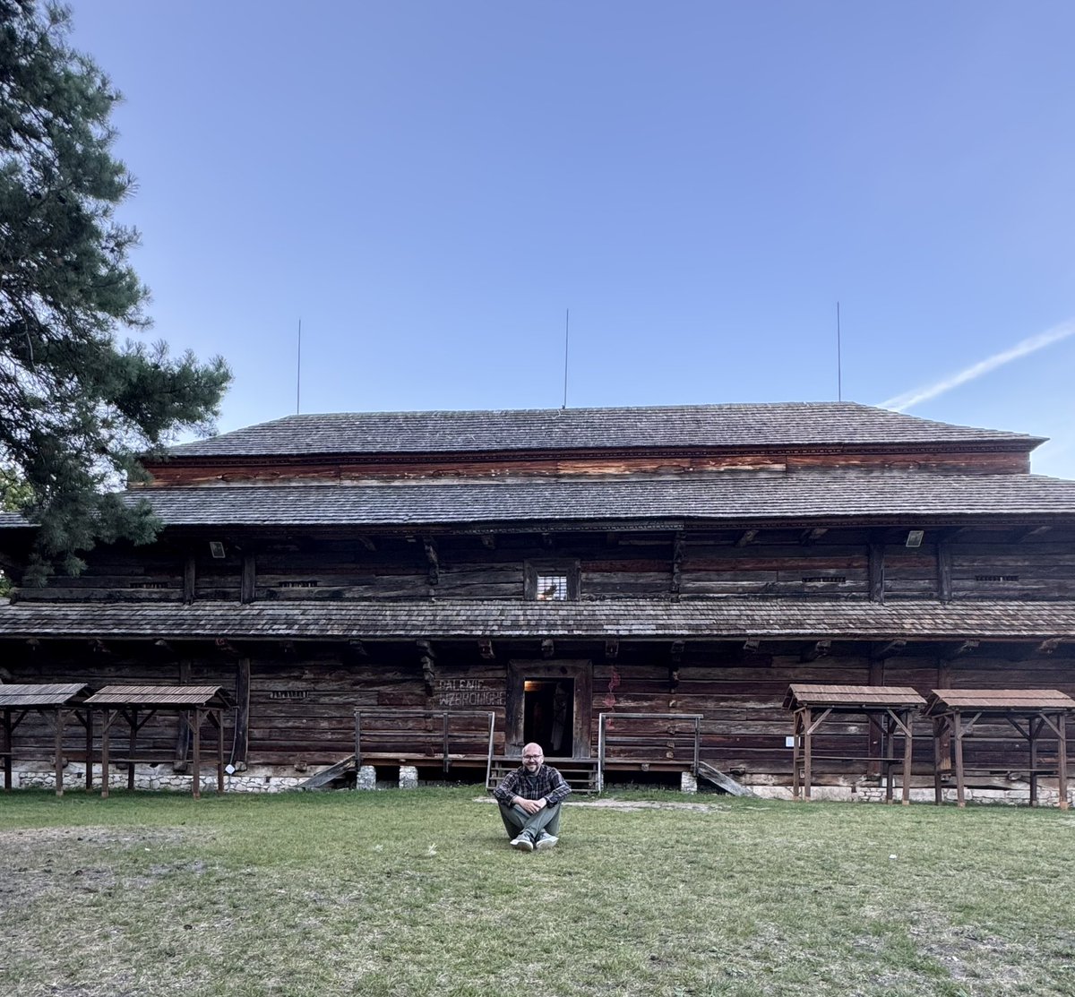 PatrykSlowik's tweet photo. To był szalony weekend. I Polska widoczna z najlepszej możliwej strony.
Odwiedziliśmy kilkanaście miejscowości. Zobaczyliśmy zabytkowe autobusy w Starachowicach, które nam pokazał prezydent @marekmaterek.
Pomnik grzejnika okazał się historią o potędze przemysłowej Stąporkowa - o czym nam opowiedział burmistrz tej miejscowości. Miejscowości, która swego czasu produkowała kaloryfery do ponad 90 proc. polskich mieszkań.
Zamek w Chęcinach wspaniały. Nic dziwnego, że tam często kręcone tam są filmy, bo klimat czuć z każdego muru. Widać było dumę w oczach burmistrza.
Jaskinia Raj, po której nas oprowadził kierownik jaskini i pozwolono nam to wszystko sfilmować (co w Raju nie jest częste ze względu na ochronę jaskini), to ogrom wspaniałości na małej powierzchni. Widać też mądrość - nie wpuszczamy tam milionów turystów z aparatami, fleszami itd., tylko oszczędnie gospodarujemy naszym dobrem narodowym, by mogły je zobaczyć też przyszłe pokolenia.
Wąchock słynie z dowcipów o sołtysie, ale okazał się bardzo ładny, dobry do wypoczynku i jest w nim piękne opactwo Cystersów z XII wieku.
Muzeum Wsi Kieleckiej to najlepsze miejsce na odpoczynek w tym zwariowanym świecie. I grupa przemiłych gospodarzy.
Kilkadziesiąt godzin transmisji na żywo. Kilkudziesięcioosobowa ekipa byście mogli to wszystko zobaczyć.
Za dwa tygodnie jedziemy dalej!