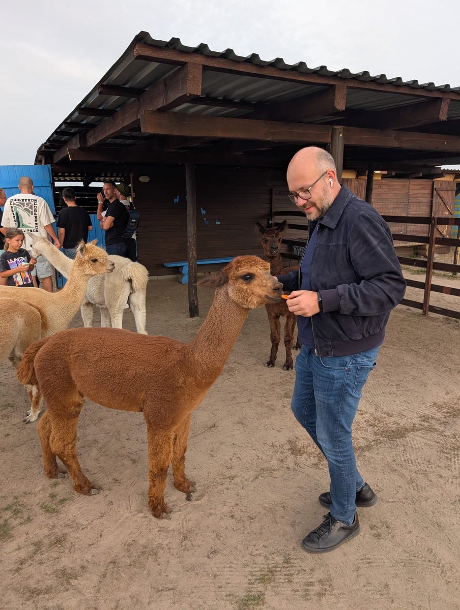 PatrykSlowik's tweet photo. To był szalony weekend. I Polska widoczna z najlepszej możliwej strony.
Odwiedziliśmy kilkanaście miejscowości. Zobaczyliśmy zabytkowe autobusy w Starachowicach, które nam pokazał prezydent @marekmaterek.
Pomnik grzejnika okazał się historią o potędze przemysłowej Stąporkowa - o czym nam opowiedział burmistrz tej miejscowości. Miejscowości, która swego czasu produkowała kaloryfery do ponad 90 proc. polskich mieszkań.
Zamek w Chęcinach wspaniały. Nic dziwnego, że tam często kręcone tam są filmy, bo klimat czuć z każdego muru. Widać było dumę w oczach burmistrza.
Jaskinia Raj, po której nas oprowadził kierownik jaskini i pozwolono nam to wszystko sfilmować (co w Raju nie jest częste ze względu na ochronę jaskini), to ogrom wspaniałości na małej powierzchni. Widać też mądrość - nie wpuszczamy tam milionów turystów z aparatami, fleszami itd., tylko oszczędnie gospodarujemy naszym dobrem narodowym, by mogły je zobaczyć też przyszłe pokolenia.
Wąchock słynie z dowcipów o sołtysie, ale okazał się bardzo ładny, dobry do wypoczynku i jest w nim piękne opactwo Cystersów z XII wieku.
Muzeum Wsi Kieleckiej to najlepsze miejsce na odpoczynek w tym zwariowanym świecie. I grupa przemiłych gospodarzy.
Kilkadziesiąt godzin transmisji na żywo. Kilkudziesięcioosobowa ekipa byście mogli to wszystko zobaczyć.
Za dwa tygodnie jedziemy dalej!
