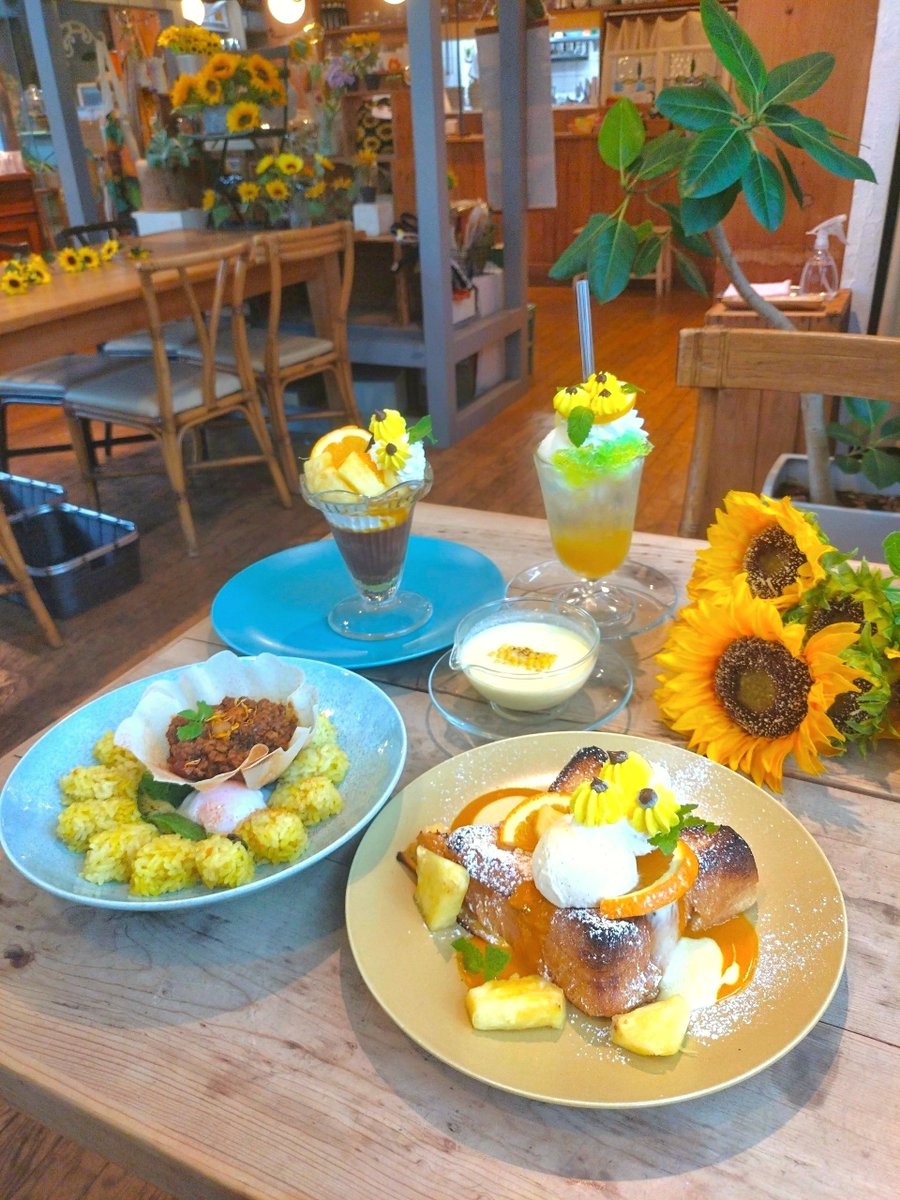 abricotonlapin's tweet photo. サンデーブランチ(下北沢)
夏のスイーツの締めくくりはひまわり尽くしにしました😋🌻🎶
ひまわりフレンチトースト
夏果のひまわりショコラパフェ
(バニラアイス、チョコムース、バナナ、マンゴーソースなど)
ひまわりクリームソーダ
(パイナップル＆ピーチのクリームソーダ)
ひまわりタコライス 冷たいとうもろこしのスープを添えて
(ビヨンドミート、半熟卵、アボカドなど)
9月上旬まで

8月もたくさんポストを見てくださってありがとうございました。
９月もよろしくお願い致します🙇