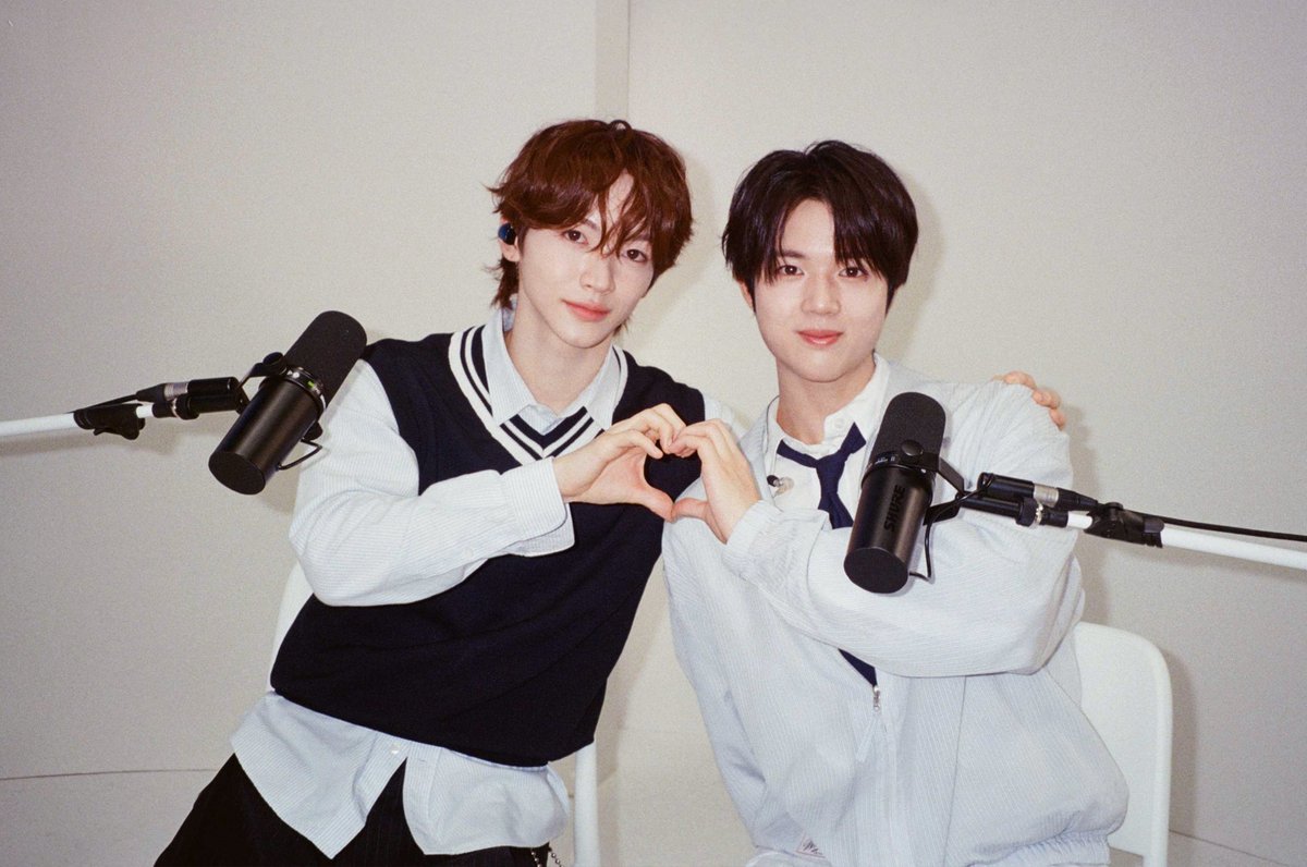 M2MPD's tweet photo. 필름카메라로 기록한 8월의 추억📸 9월에도 쭈욱 엠투와 함께해요❣ #8월의엠투 #M2film #우쥬레코드 #윤하 #코이키즈 #YOUNHA #KO1KEYZ #コイキーズ @younhaholic @KO1KEYZofficial https://t.co/5GV5kJKiOw