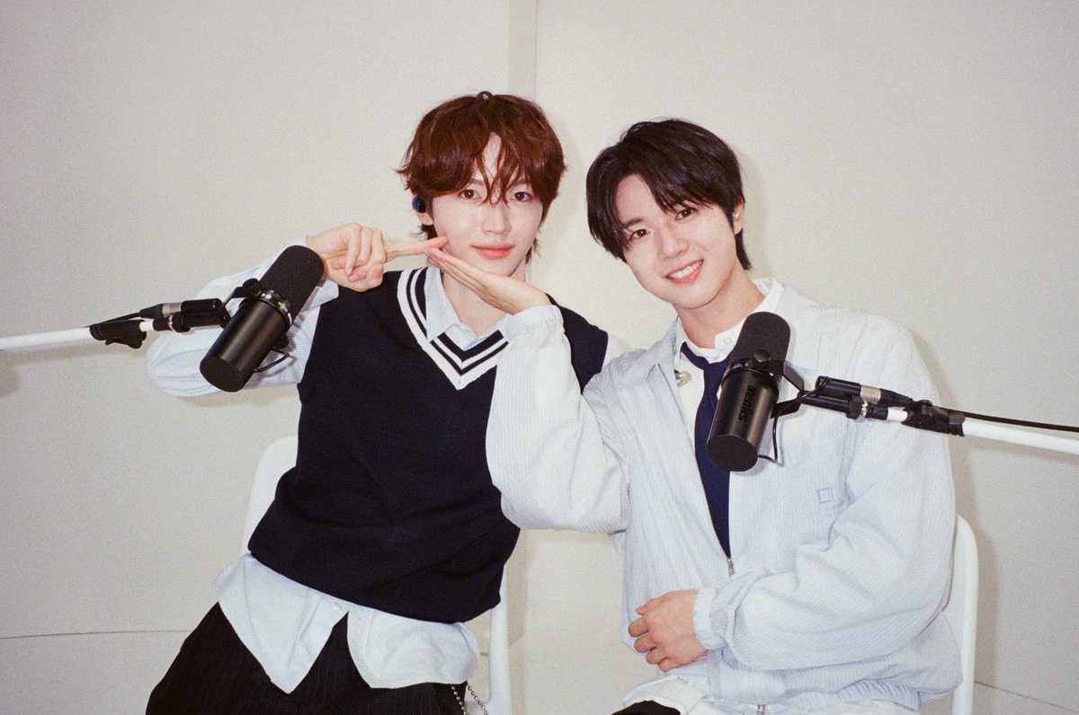 M2MPD's tweet photo. 필름카메라로 기록한 8월의 추억📸 9월에도 쭈욱 엠투와 함께해요❣ #8월의엠투 #M2film #우쥬레코드 #윤하 #코이키즈 #YOUNHA #KO1KEYZ #コイキーズ @younhaholic @KO1KEYZofficial https://t.co/5GV5kJKiOw