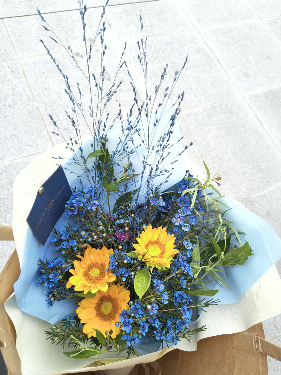 haru_devilcat's tweet photo. というわけで今年もお花とケーキ買っちゃった♡♡
ティアラ型のタルトが尋さんにぴったりすぎて、今年はサツキじゃなくてキルフェボンにしました🥰🥰 https://t.co/A9C5HTQBfE