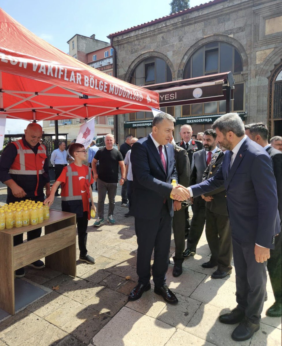 TrabzonVBM's tweet photo. 🇹🇷 30 Ağustos Zafer Bayramı dolayısıyla İskenderpaşa Camii’nde düzenlenen Mevlid-i Şerif programında; okunan Kur'an-ı Kerim ve edilen dualarla aziz şehitlerimizi rahmet ve minnetle yâd ettik.Ruhları şad, mekânları cennet olsun. 
Trabzon Vakıflar Bölge Müdürlüğü olarak limonata ikram ettik🇹🇷