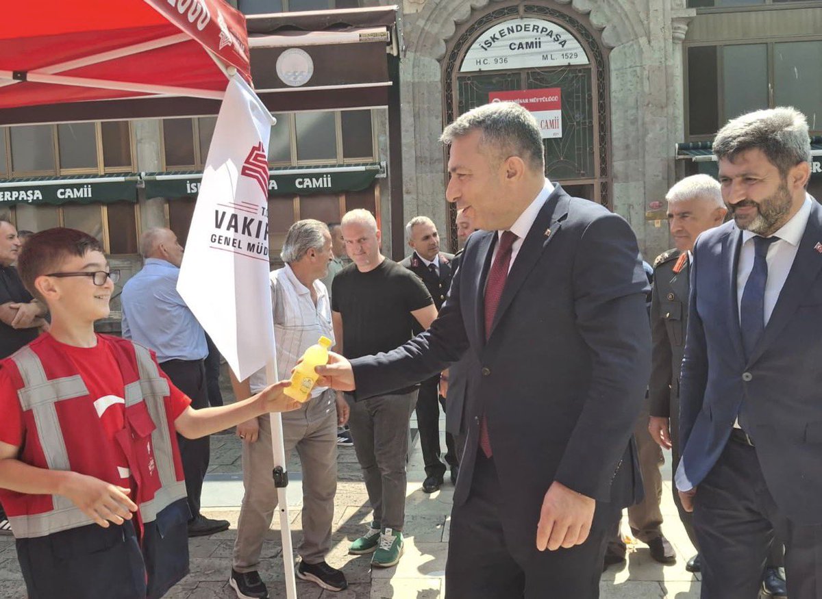 TrabzonVBM's tweet photo. 🇹🇷 30 Ağustos Zafer Bayramı dolayısıyla İskenderpaşa Camii’nde düzenlenen Mevlid-i Şerif programında; okunan Kur'an-ı Kerim ve edilen dualarla aziz şehitlerimizi rahmet ve minnetle yâd ettik.Ruhları şad, mekânları cennet olsun. 
Trabzon Vakıflar Bölge Müdürlüğü olarak limonata ikram ettik🇹🇷