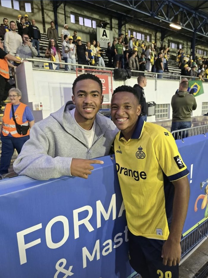 iDiskiTimes's tweet photo. Thato Sibiya visited Relebohile Mofokeng during Royale Union Saint-Gilloise's 3-0 win in the derby over Anderlecht.

Mofokeng came on as an 86th minute substitute.

📸 @shawn_r_bishop https://t.co/ibm1XpBByX