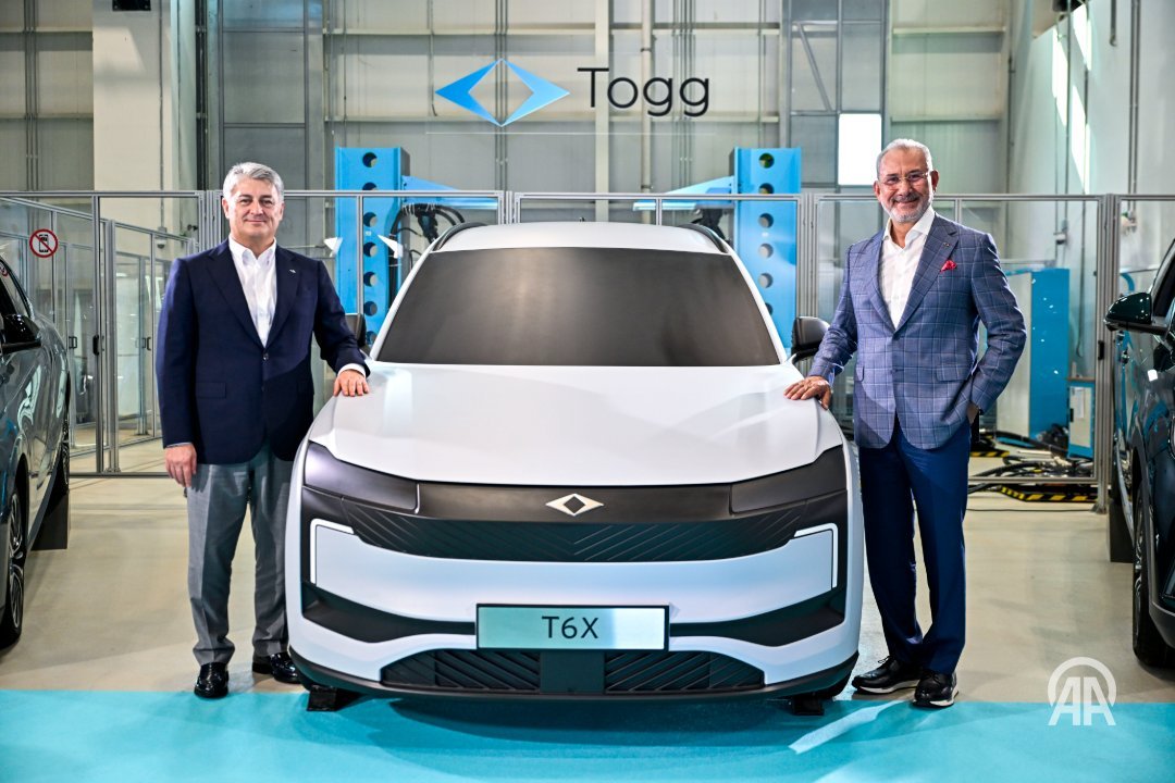 btcanaliz's tweet photo. 🚘 Togg’dan fiyat dengelerini değiştirecek hamle: T6X

💰 Hedef fiyat: 1,3 milyon TL bandı

📅 Talep toplama: Haziran 2027

🚗 İlk teslimatlar: Haziran 2027 sonu

🎁 T6X’e özel 0 faizli kredi kampanyaları da planlanıyor

⚡ Togg, T6X ile elektrikli otomobilde erişilebilirlik çıtasını aşağı çekmeye hazırlanıyor.