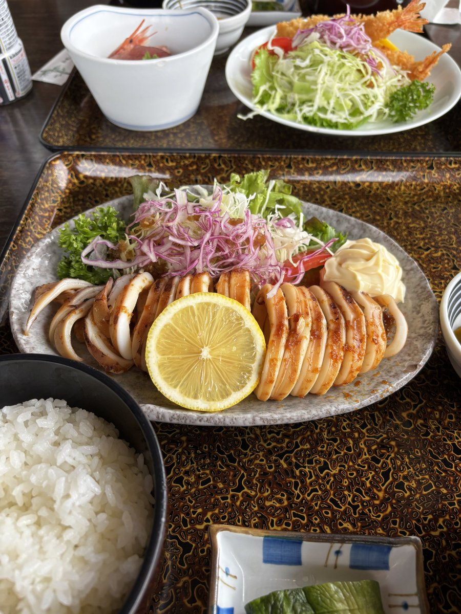 giantpinkpanda's tweet photo. 2、3ヶ月毎の母の通院付き添いという名のランチ会🍚

田舎なので行くお店が限られていたけれど、お盆に会った兄に勧められた初めてのお店。
これまた兄お勧めのイカの姿焼き定食、とてもやわらかくて美味しかった〜😋
もっと早く聞いておけばよかったー🦑 https://t.co/fAdkmXvqGO