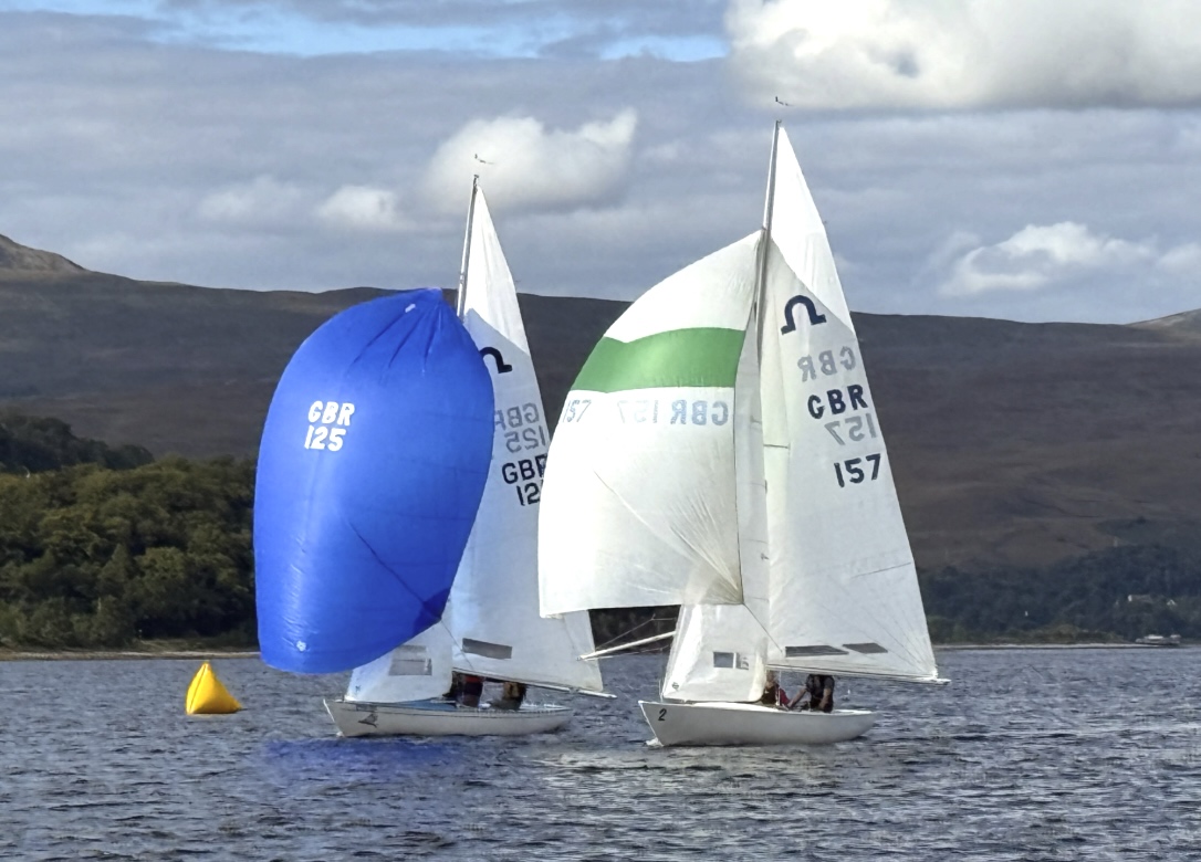 SolingClass's tweet photo. Busy activity to the Soling Class hosting three National events : Canadian Championship, Brazilian Championship and the British Nationals see a full report at: https://t.co/HvdMwy9KUD @ycrstl_rstlyc @solingbrasil  @veleirosdosul  @LochaberYachtClub https://t.co/ypIJshtN35