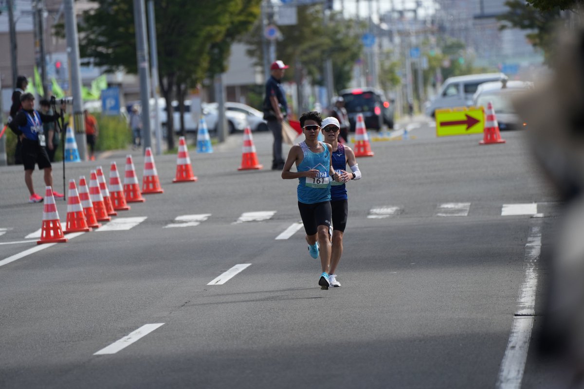 yuta_kn5757's tweet photo. 8/30 北海道マラソン
※写真はライターの和田さんからいただきました
2:22'01(36位)

2:12目標でした。
集団が想定より速かったため、2kmから自分で3'08/kmのペースを作りました。
26kmまで余力あり良い感じでしたが、折返し後の向かい風と単独走で力を使った結果29kmで脚が攣り、残りは大失速でした https://t.co/jkGLDZMmzh