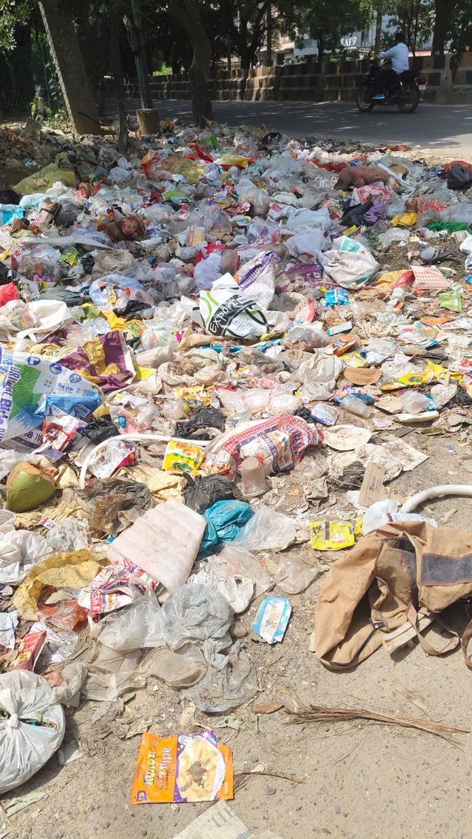 Narendrbhandari's tweet photo. Following call from office of @cmohry, sharing the photo of garbage heap at sushil Aima marg and carterpuri village entry junction. This is a 24x7 menace emitting H2S and foul smell https://t.co/JXBOx3JZPl